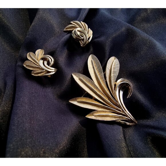 Vintage CROWN TRIFARI 1960s Gold Tone Leaf Leaves Floral Set - Picture 5 of 7